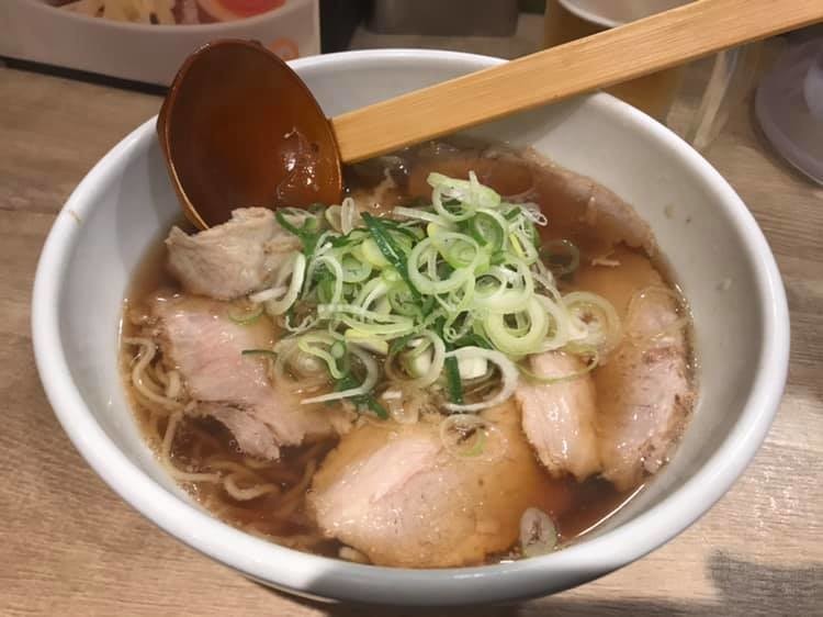 よってこや 新宿南口店 新宿でコスパの高い 京風とんこつ あっさりラーメン 600円 KNN