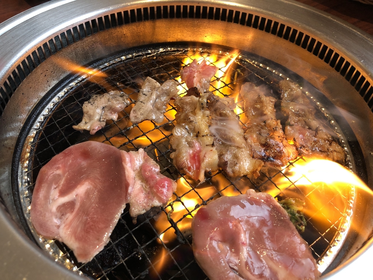 焼肉を焼いている写真