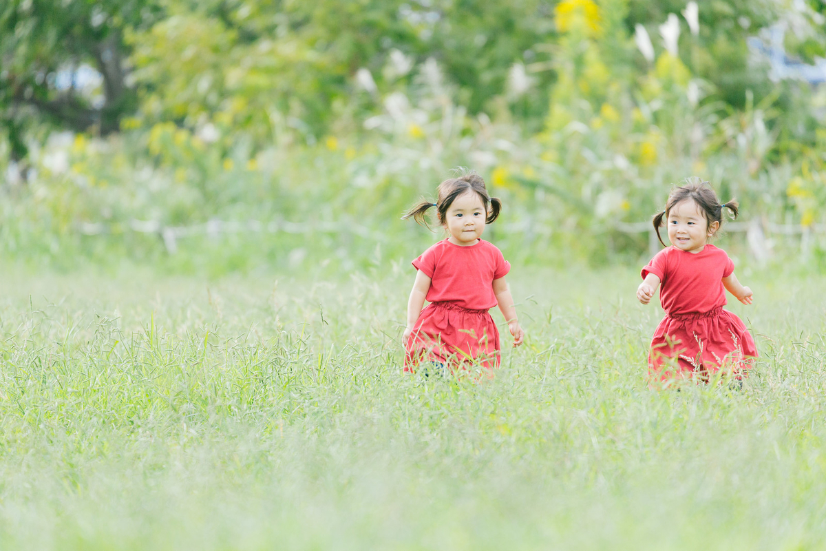 のびのびと自然を走り回る子供たち