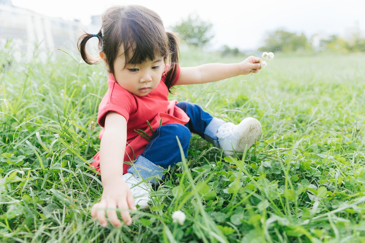 子どもの相手をするイメージ写真