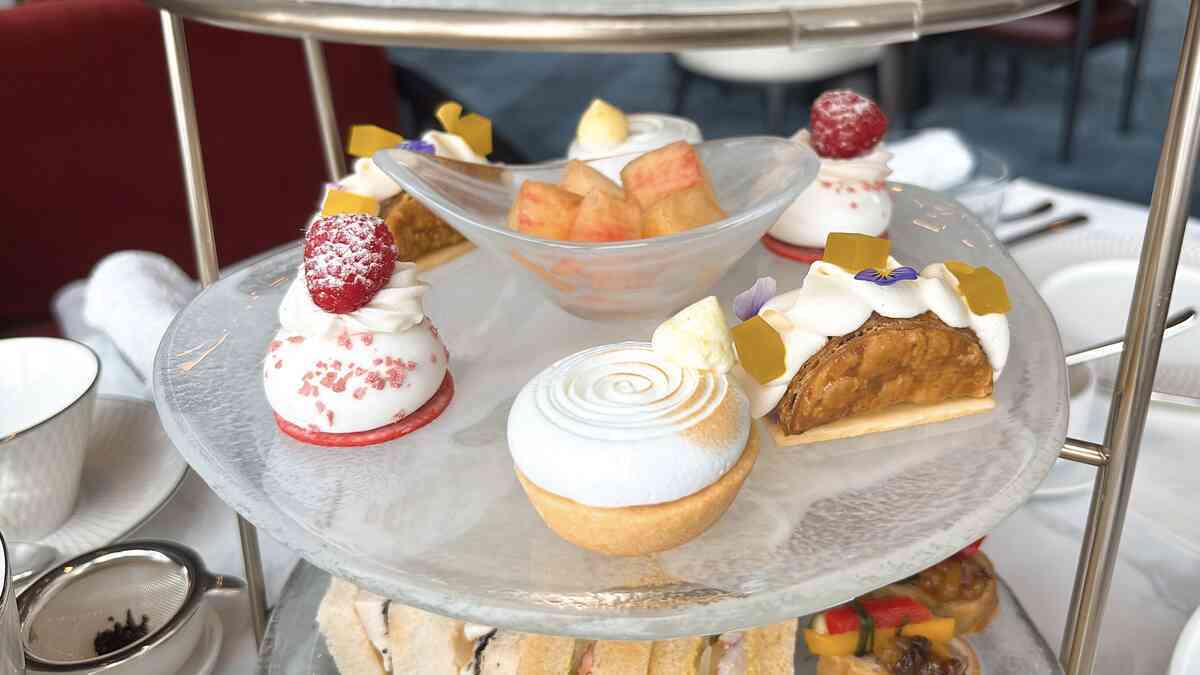 ２段目は桃のケーキ