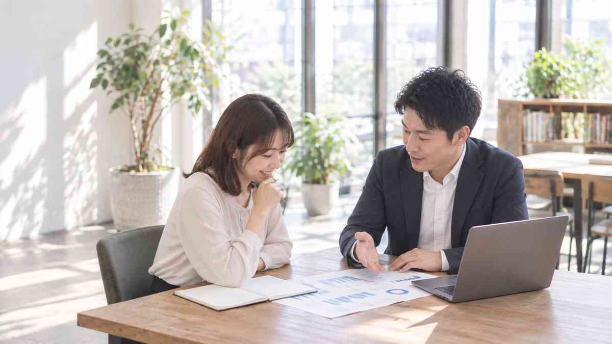 女性受講生が講師と財務諸表を学ぶマンツーマン個別指導