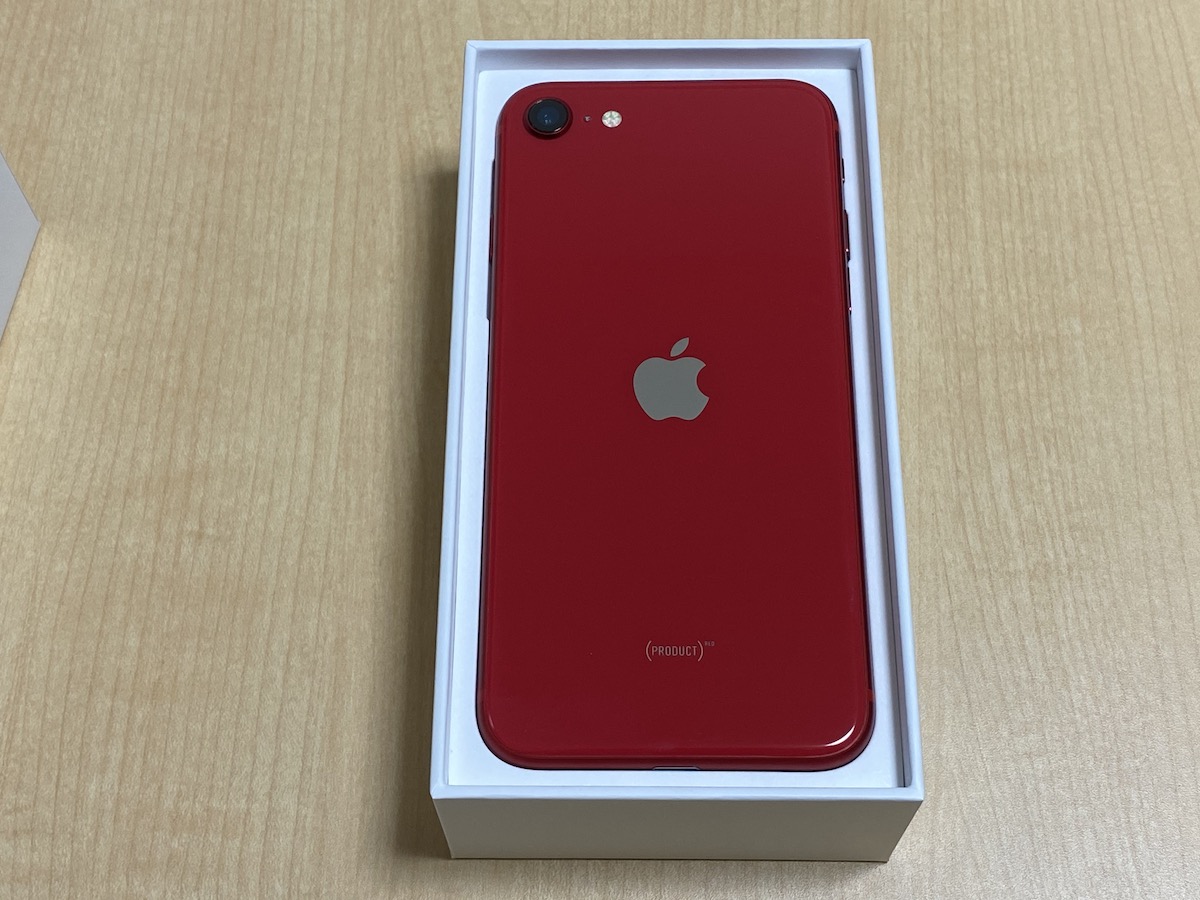 iPhone SE2（2020）。PRODUCT REDの背面