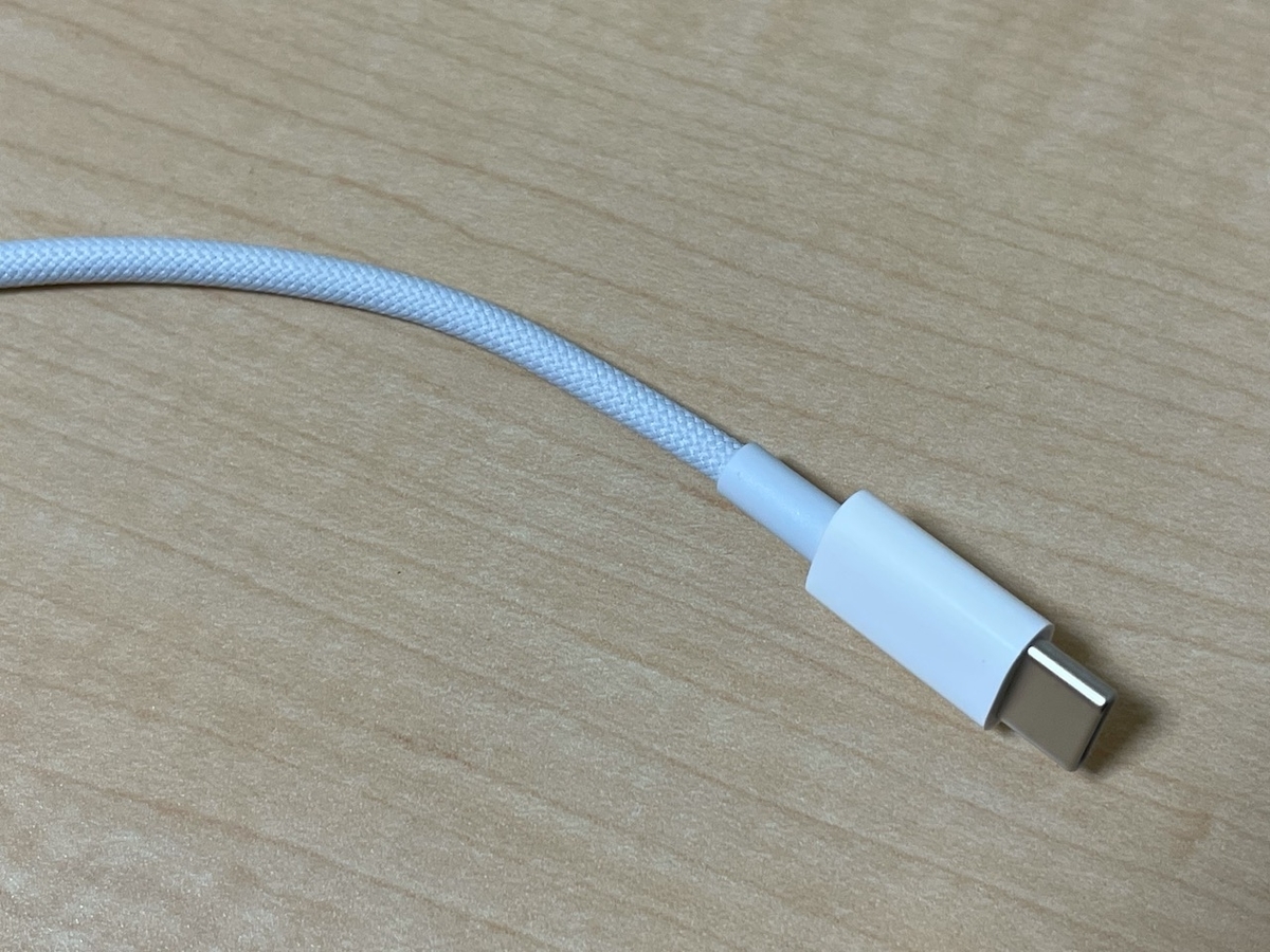 ケーブルは、USB-C。スピーカーに直付け