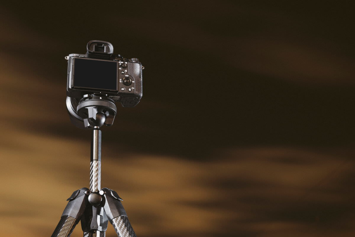 ピークデザイン トラベル三脚 PeakDesign Travel Tripod カメラをセットした様子