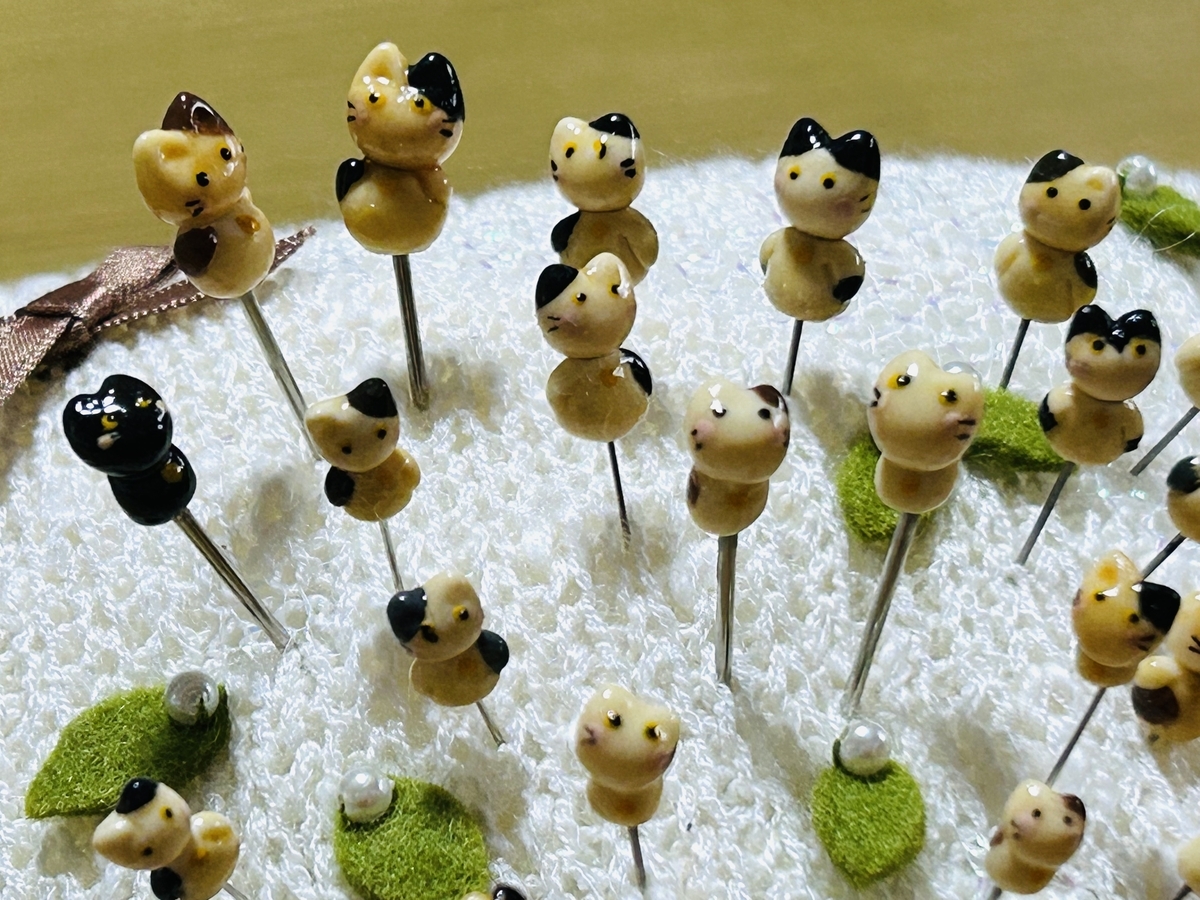 今日は「猫の日🐈🐈‍⬛🐈」→「猫の待ち針」(樹脂粘土作品