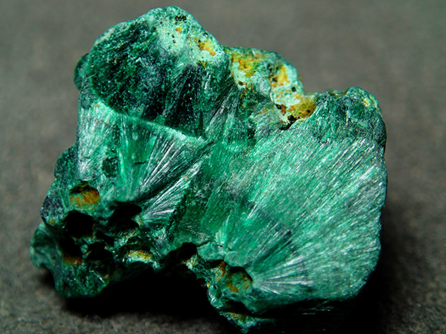 孔雀石、ブロシャン銅鉱 Malachite, Brochantite 秋田県北秋田市 孔雀石、ブロシャン銅鉱 Malachite, Brochantite 秋田県北秋田市
