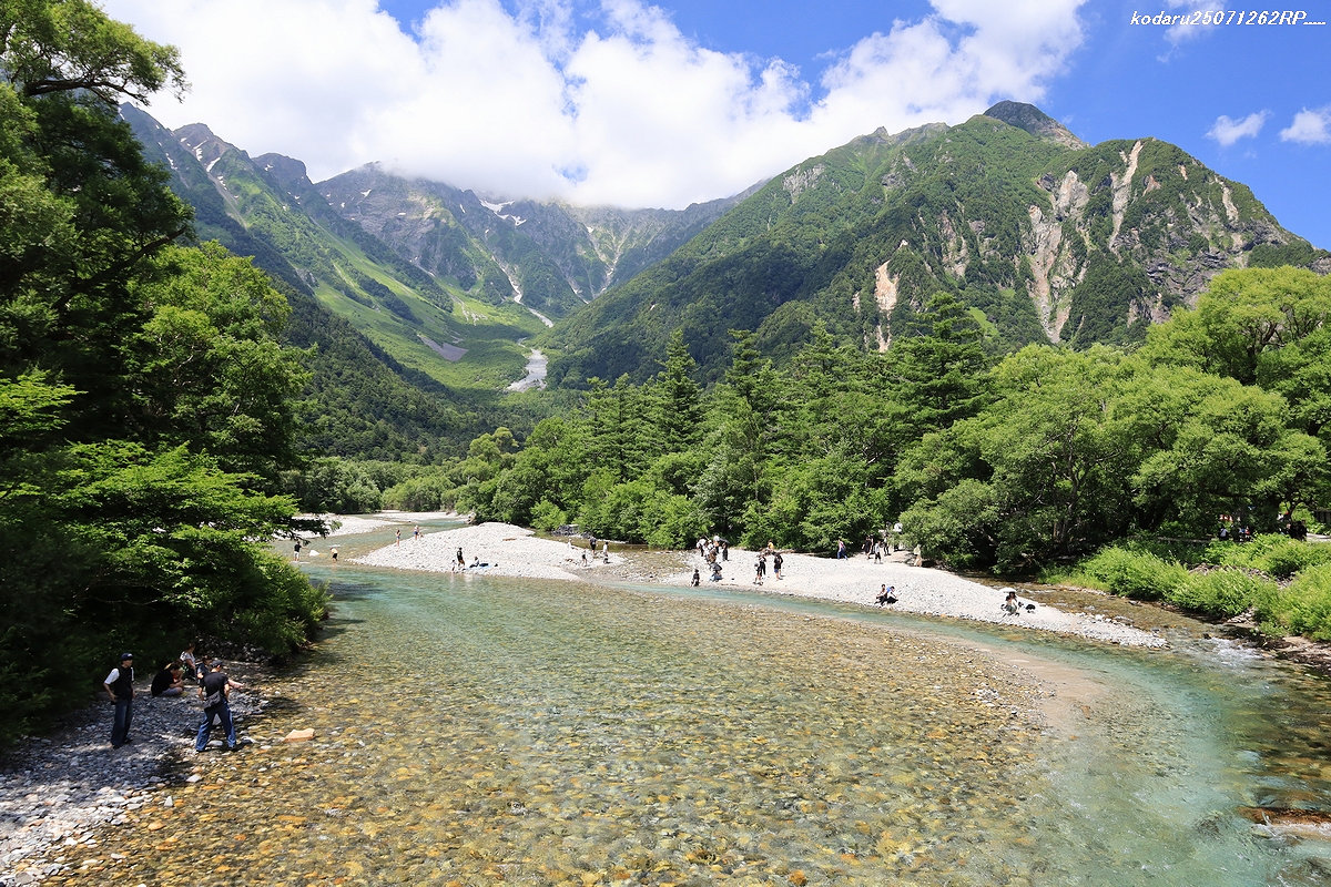 上高地を歩く 河童橋と梓川~穂高連峰を見る - 信州の自然と滝めぐり
