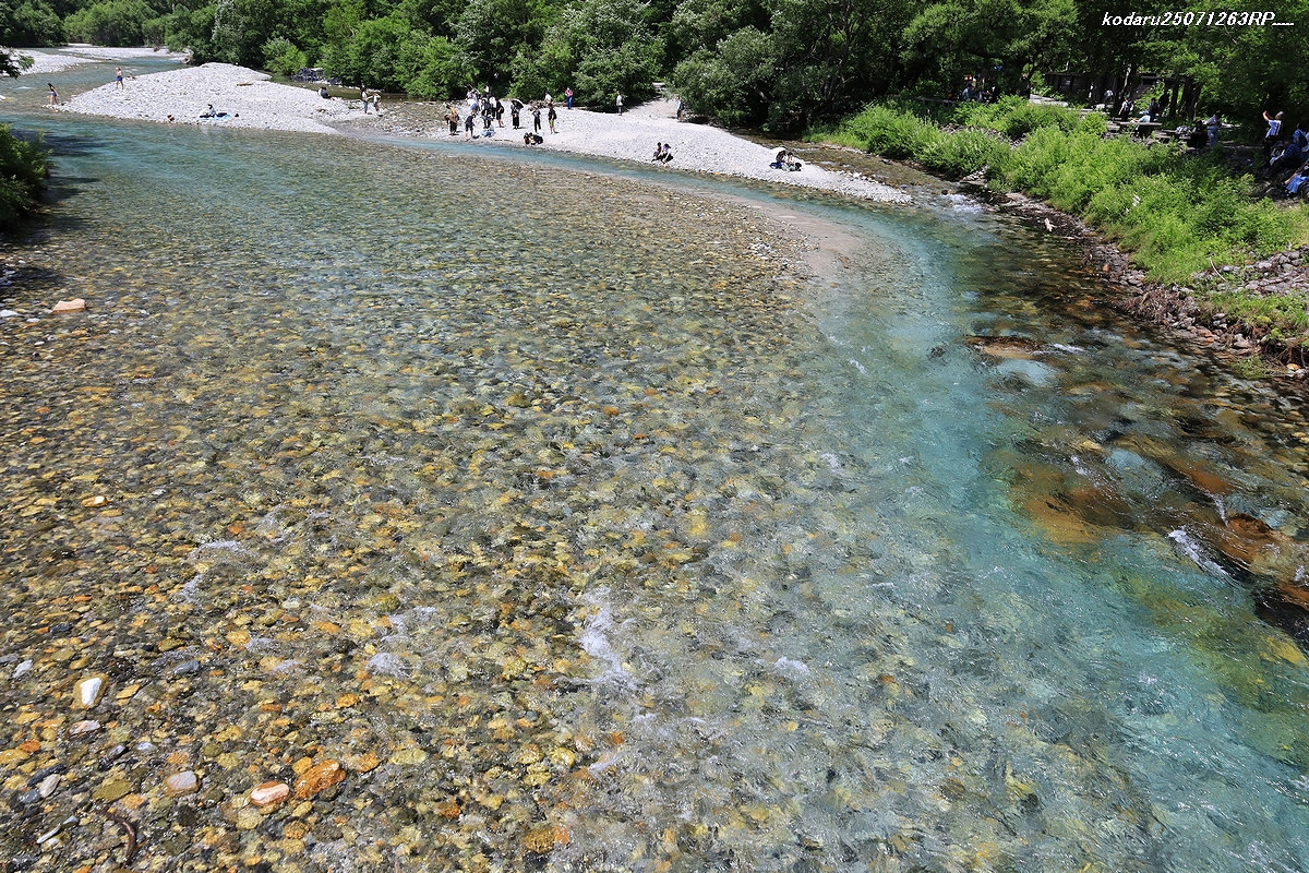 上高地を歩く 河童橋と梓川~穂高連峰を見る - 信州の自然と滝めぐり