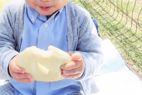 大きなベーグルを食べる子供