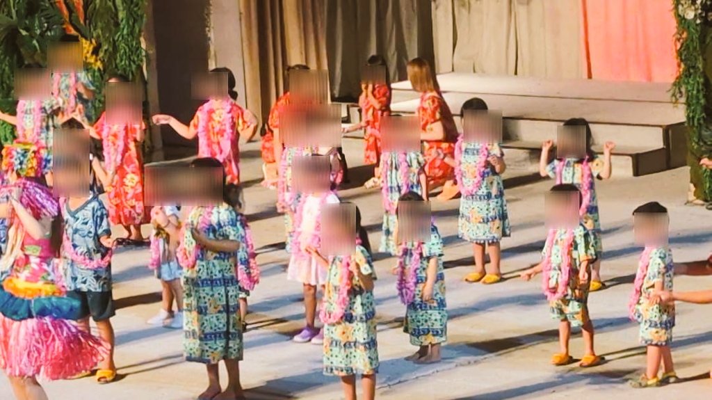 ポリネシアンショーに参加する子どもたち