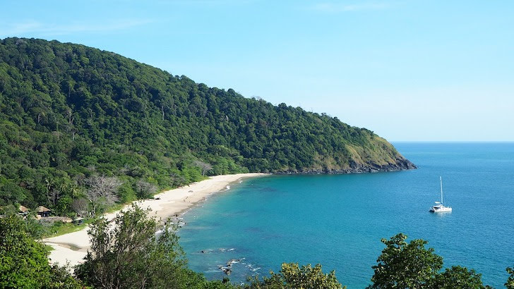 小高い丘の上から望むランター島の浜辺
