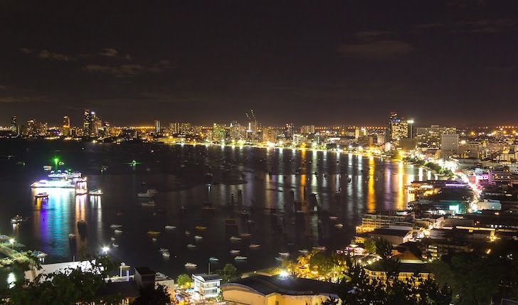 夜のパタヤの海岸線