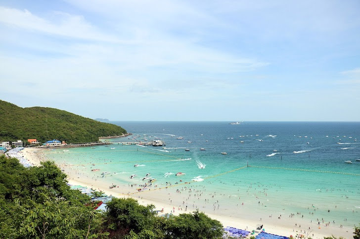 大勢の人でにぎわうパタヤの海