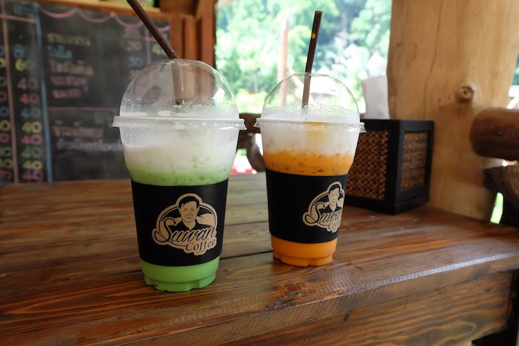 タイにあるスワンカフェの色彩豊かな飲み物