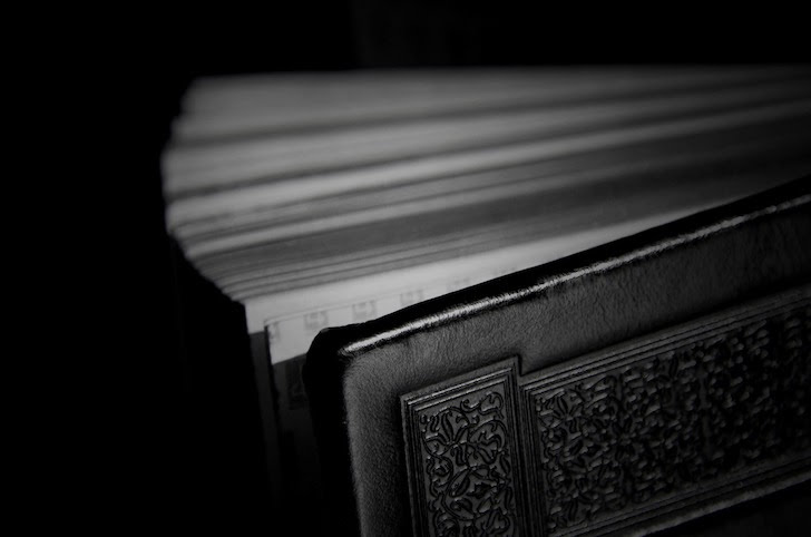 何が書かれているか不明の不気味な黒色の書物