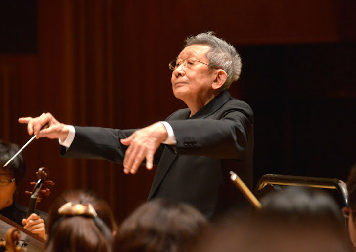 コンサートの指揮をするすぎやまこういち氏