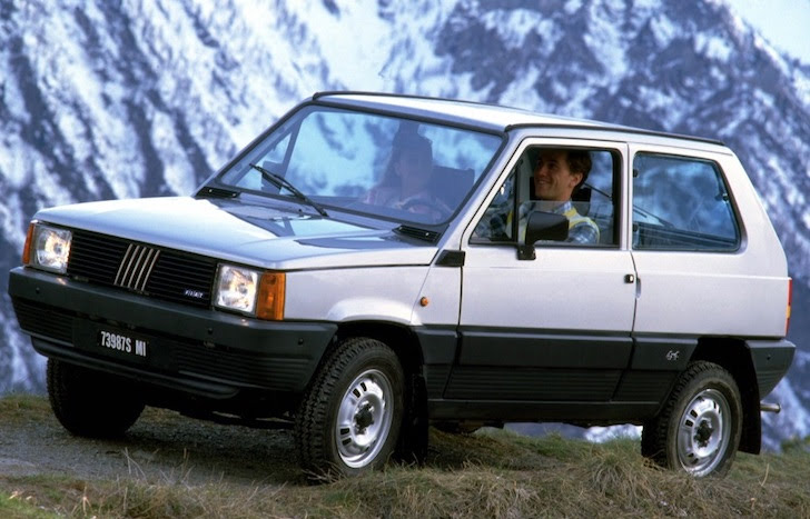 斜め前方から見た銀色の初代FIAT Panda