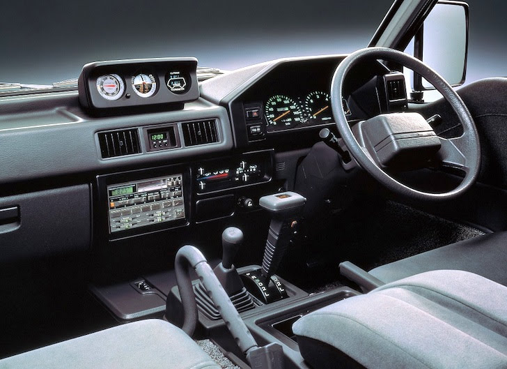 2代目三菱・デリカの運転席