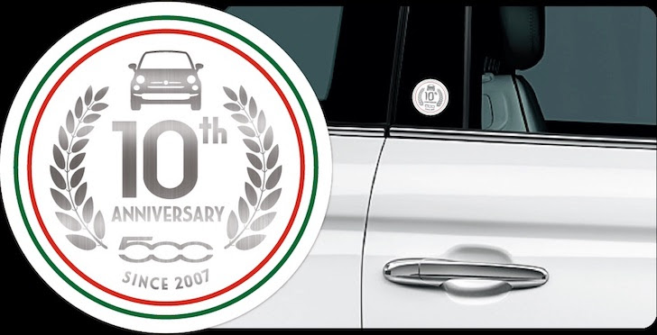 FIAT 500 Super Pop 10th Anniversaryの特別装備であるFIAT 500 10th Anniversary エンブレム