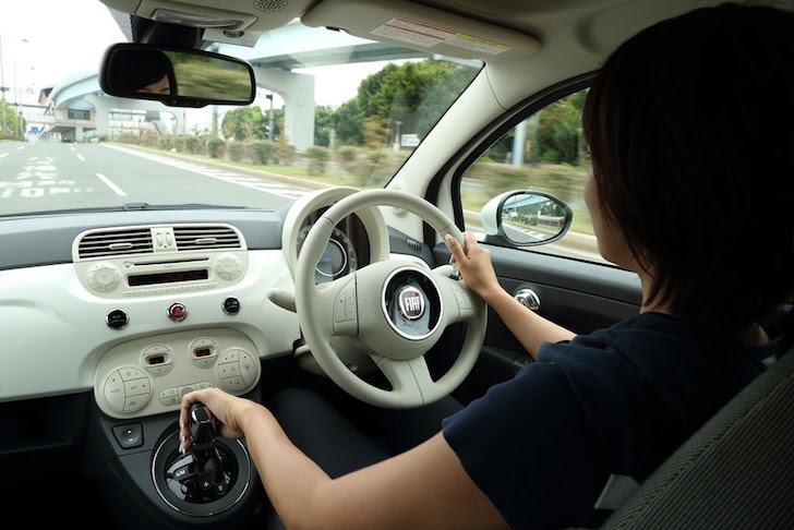 FIAT 500を運転中の女性