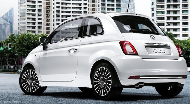 斜め後方から見た白色のFIAT 500