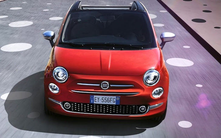 真正面から見た赤色のFIAT 500