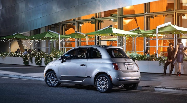 夜の町を疾走する銀色の米国版FIAT 500