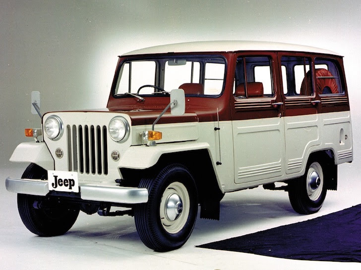 斜め前方から見たツートーンカラーの三菱・ジープJ30