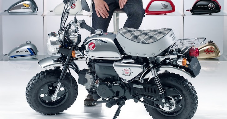 側方から見た黒色のホンダ・モンキー・50周年スペシャル
