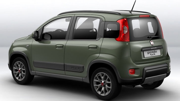 斜め後方から見た深緑色の英国版FIAT Panda 4&times;4
