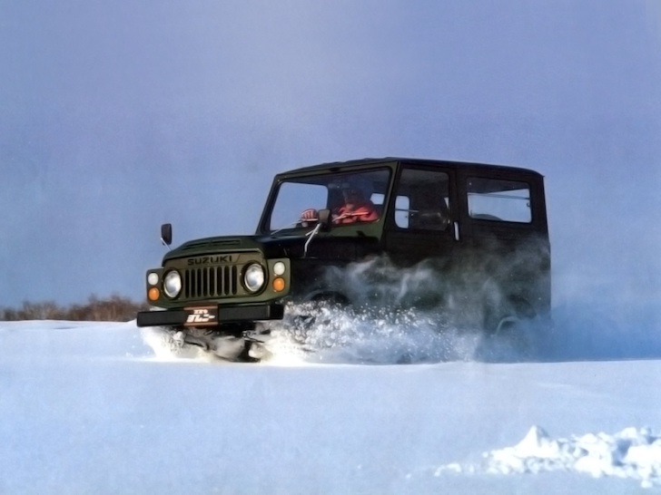 雪道を疾走する黒色のスズキ・ジムニーSJ10型