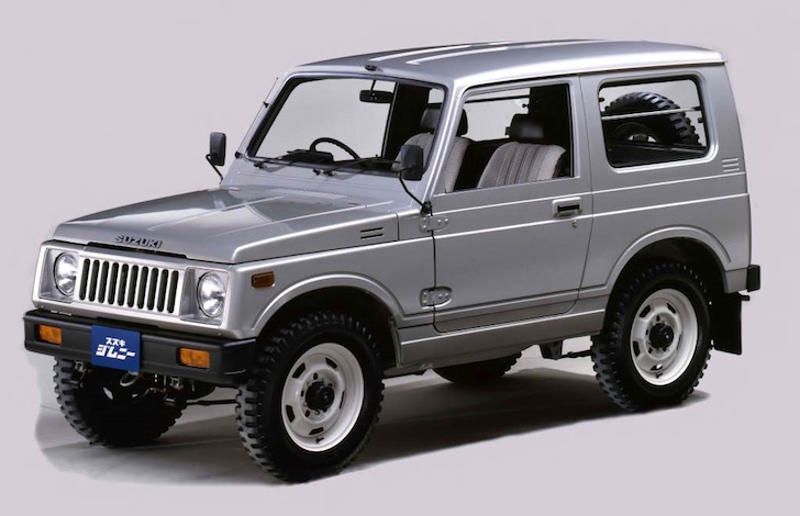 斜め前方から見た銀色のスズキ・ジムニーSJ30型