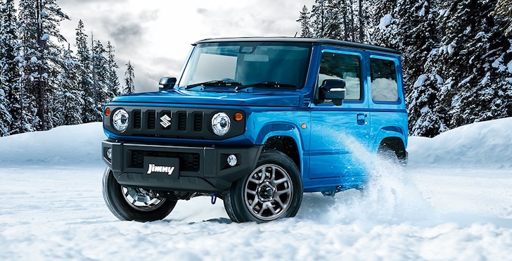 斜め前方から見た雪道を走る青色の新型スズキ・ジムニーJB63型
