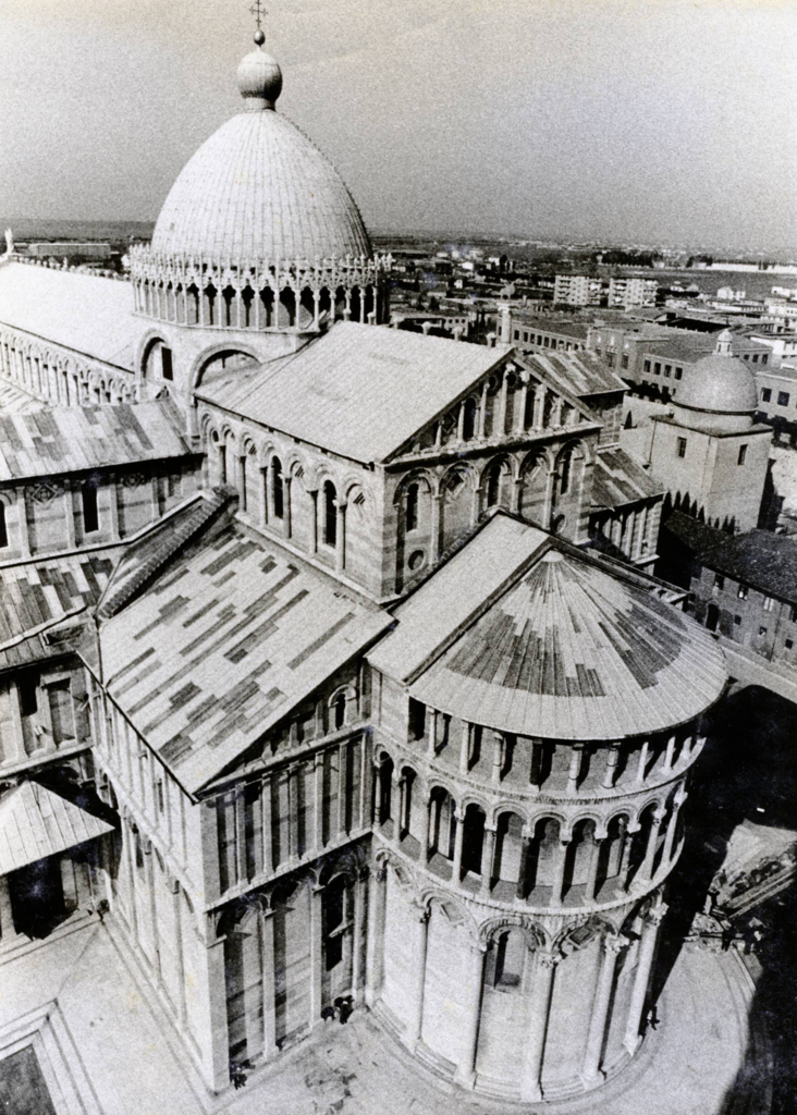 2度と訪れなかったピサの斜塔は外観を、 観光としての見学は大聖堂を