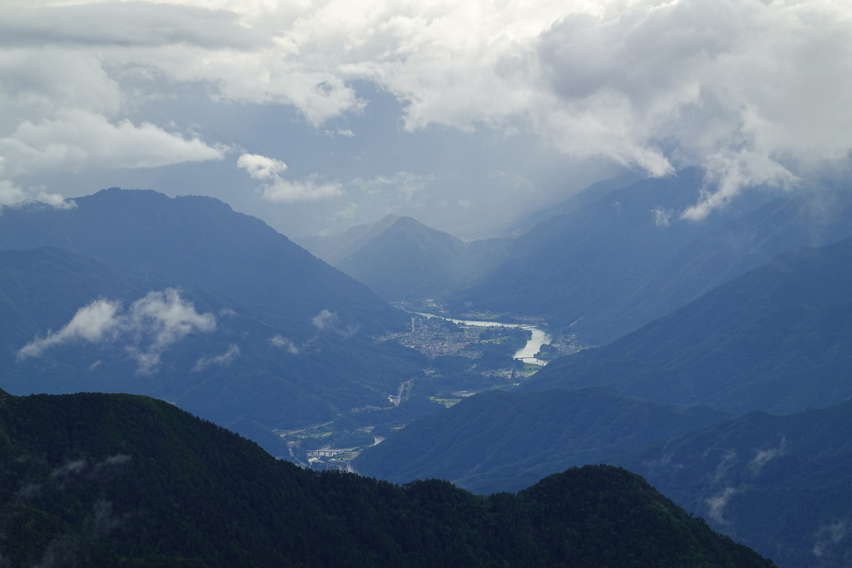 テント場からの里山。8倍ズーム。