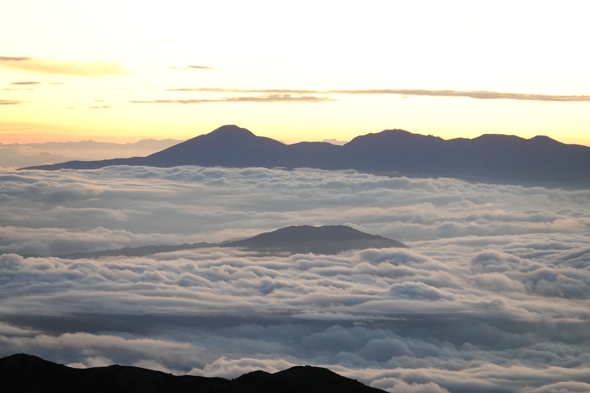 朝焼けの雲海。ズームすると雲たっぷりな感じに。ISOを戻すのを忘れて、ガビガビな写真に。。。8倍ズーム。