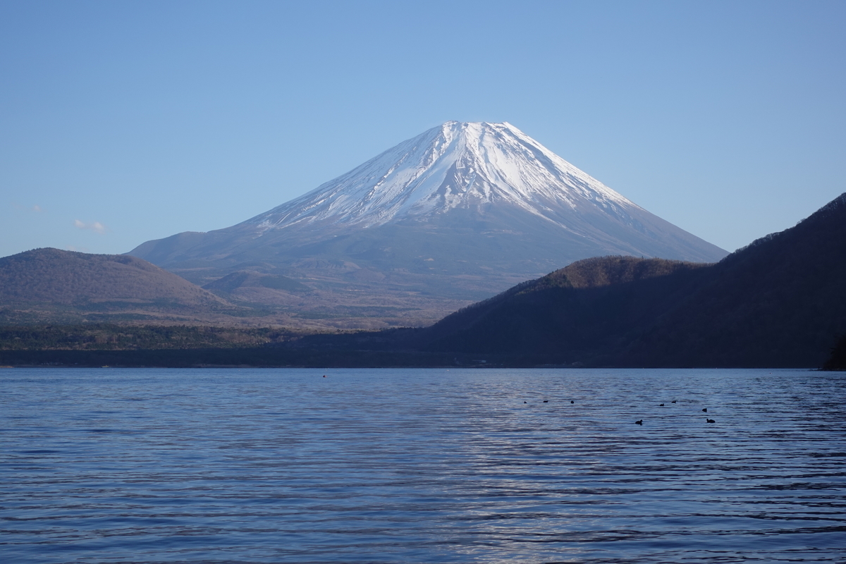 本栖湖の浩庵キャンプ場。富士山。2.9倍ズーム。