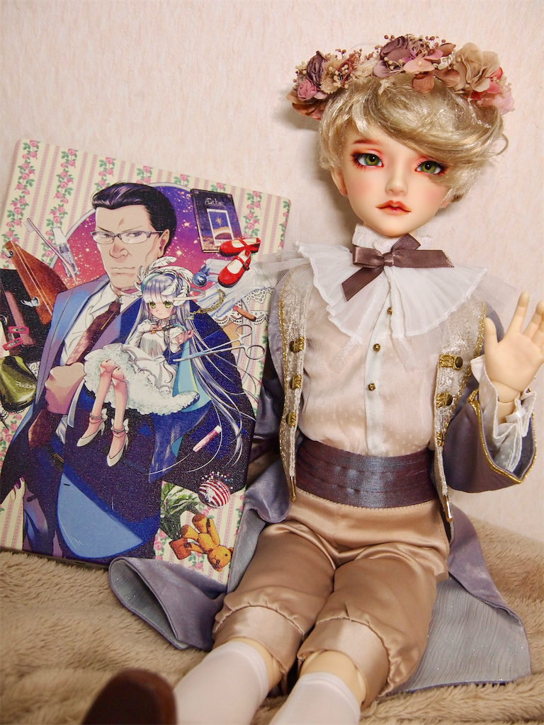 ドルおじのキャンパスボードとつかさくんが写っている写真。