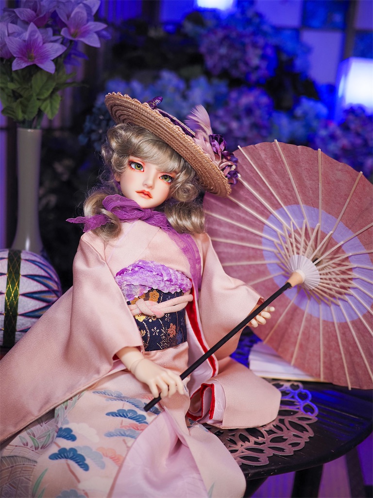 ピンクの着物を着て麦わら帽子を被ったつかさくんの写真。手には番傘を持っている。