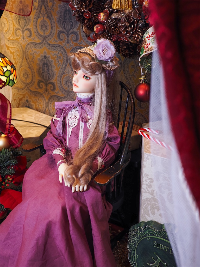 サロンで撮影した写真。つかさくんと共にクリスマスらしいリースが飾られている。