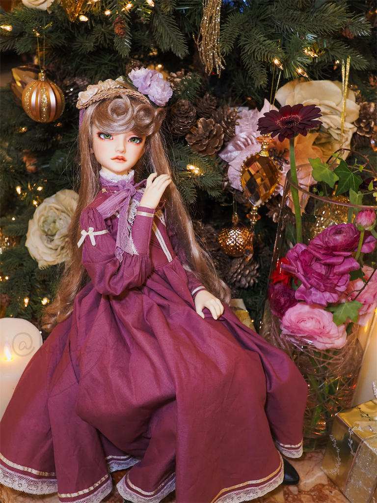 チョコレートコスモスなどのピンクの花で飾られた天使の里とつかさくんの写真。