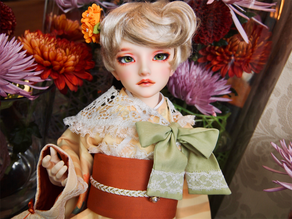 菊を背景に金木犀の着物を着たつかさくんの写真。