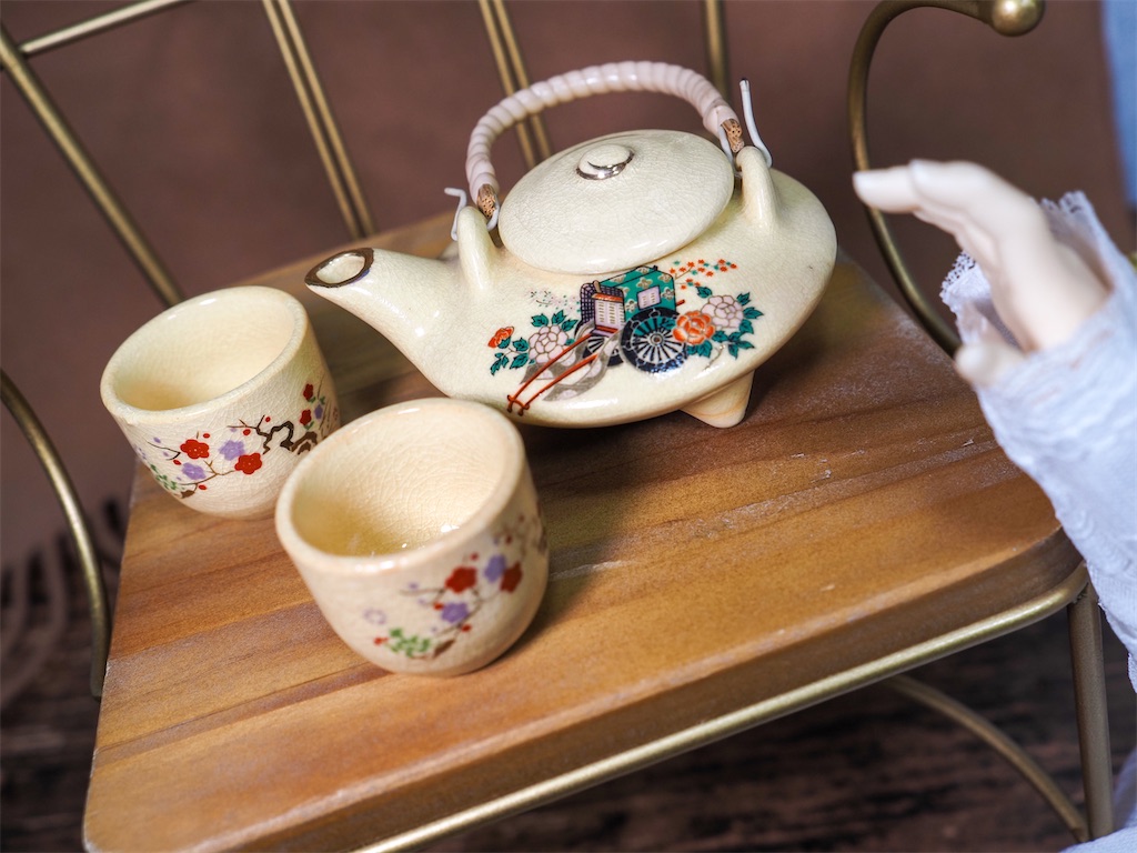 ドールサイズの薩摩焼の急須と湯呑2つの写真。