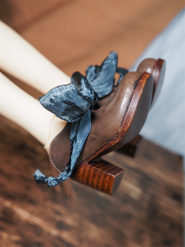 kio様の靴を横から写した写真。木目が美しい。