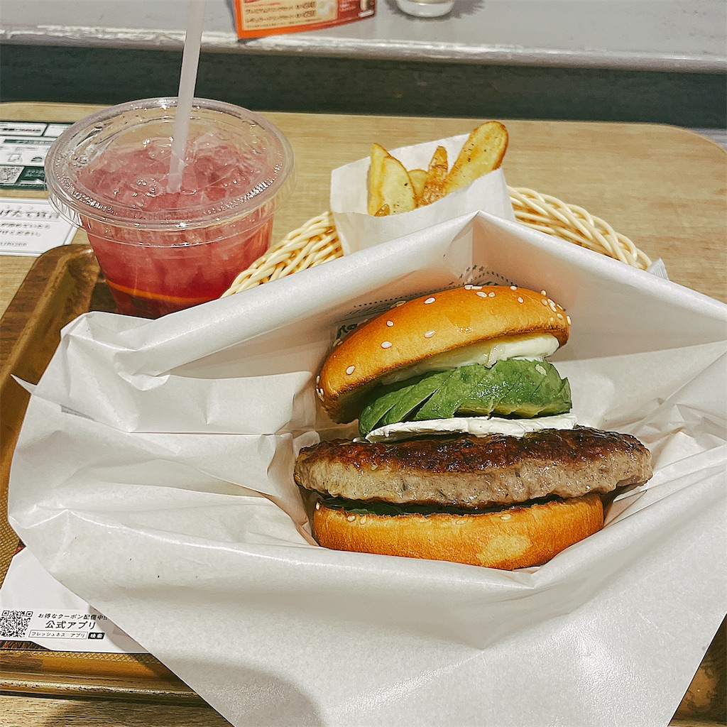 アボカドとチーズが挟まったハンバーガーの写真。