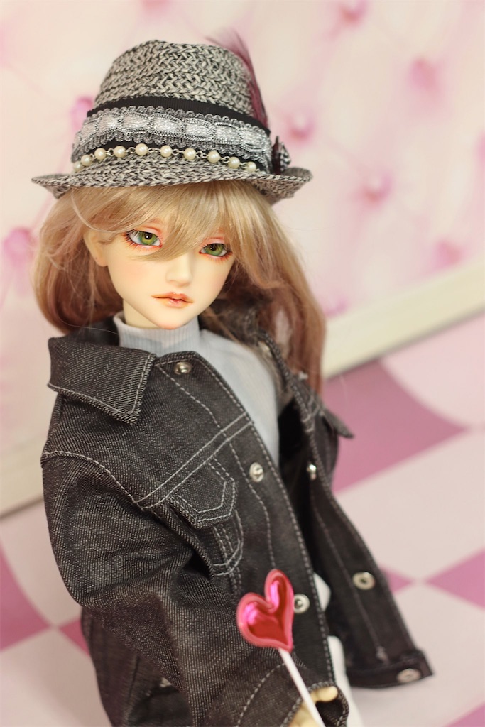 中折れ帽を被ってハートのステッキを持ったつかさくんの写真。