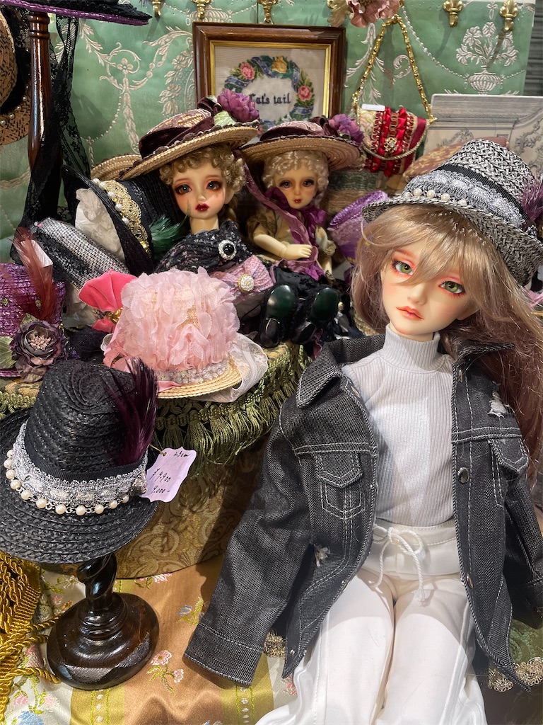 Cat's tail様の帽子のブースで撮ったつかさくんの写真。グレーの中折れ帽を被っている。