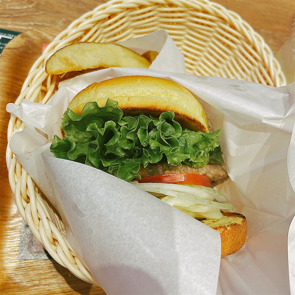 ハンバーガーの写真。野菜がたくさん入っている。