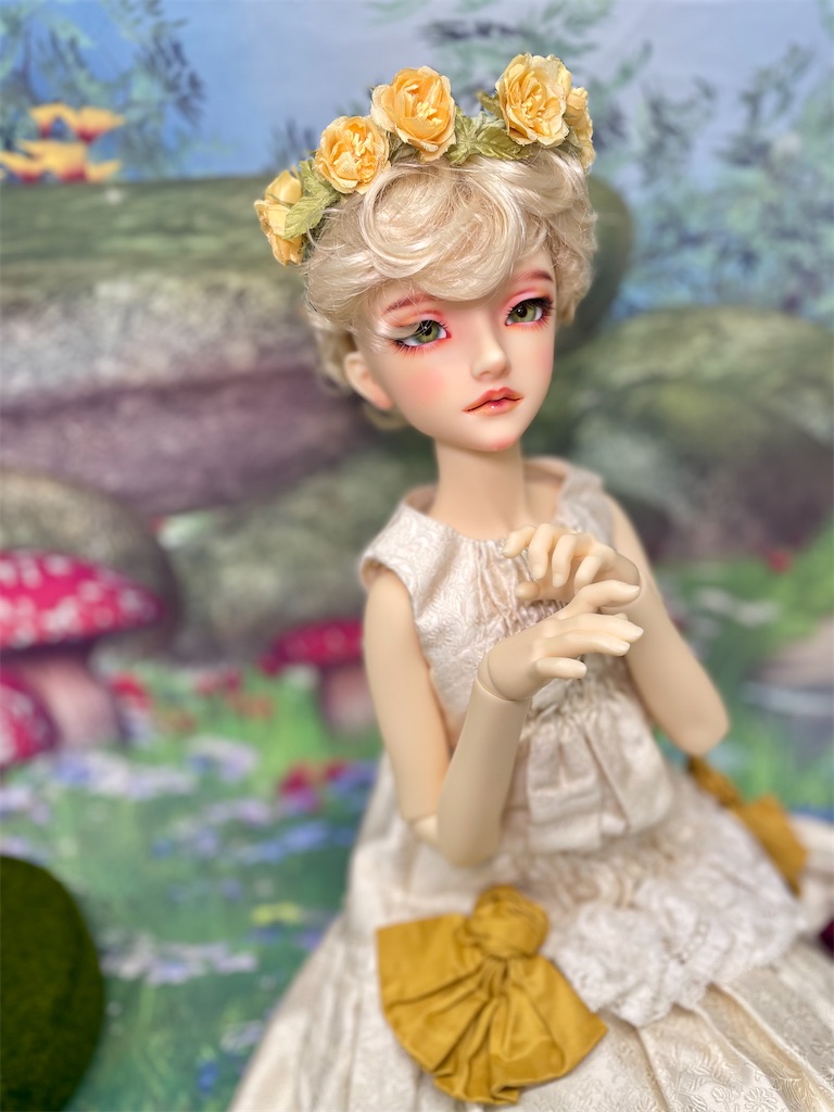 金髪のカーリーなショートヘアのつかさくんが花冠を被っている写真